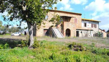 VENDESI PORZIONE DI CASALE CORTONA