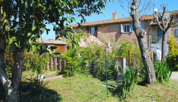 VENDESI PORZIONE DI CASALE CORTONA